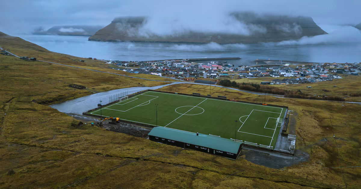 País de 55 mil habitantes com seleção de carpinteiros e eletricistas tem chance de ir à Copa de 26
