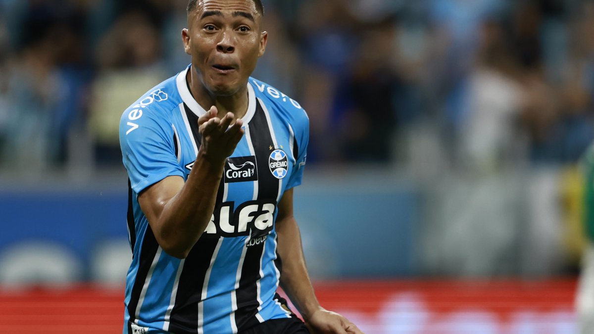 “Feliz por ter me escolhido”: Carlos Vinícius exalta grandeza do Grêmio, fala da fase atual e da relação com Mano