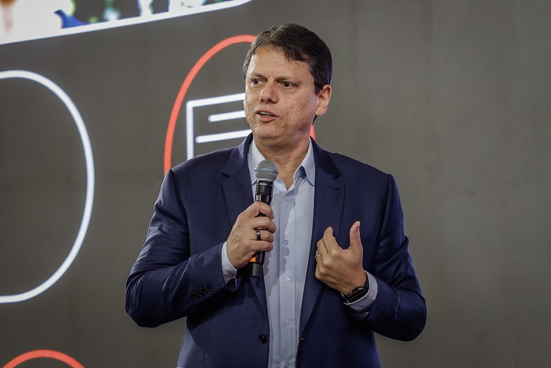 Flávio Bolsonaro vai dialogar com STF e oposição se for eleito, diz Tarcísio