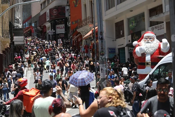 Consumidores na região da Rua 25 de Março, em São Paulo. Foto: Renato S. Cerqueira/Ato Press/Estadão Conteúdo