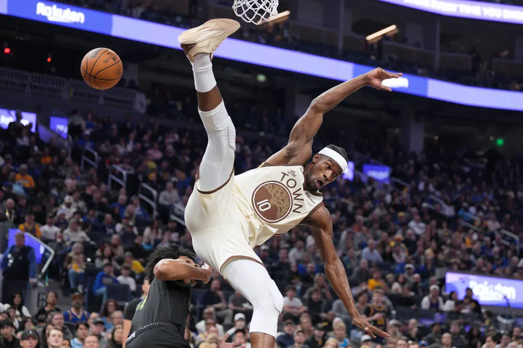 Jimmy Butler avoids injury in fall during Warriors' win over Pelicans