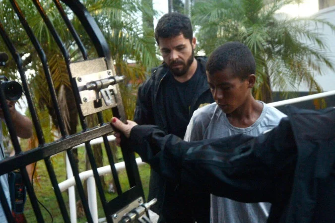 Rafael Silva Lima &eacute; transferido da delegacia para a Divis&atilde;o de Controle e Cust&oacute;dia de Presos (DCCP), onde passar&aacute; por audi&ecirc;ncia de cust&oacute;dia -  (crédito: Fotos: Ed Alves CB/DA Press)