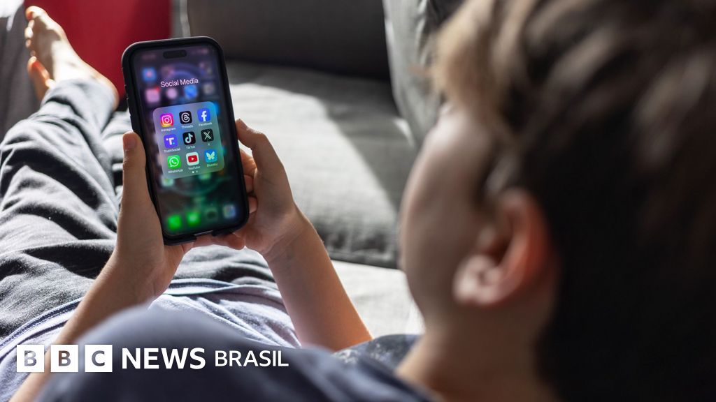 Proibição de redes sociais a menores de 16 começa a valer na Austrália: a escalada global de denúncias e processos contra plataformas