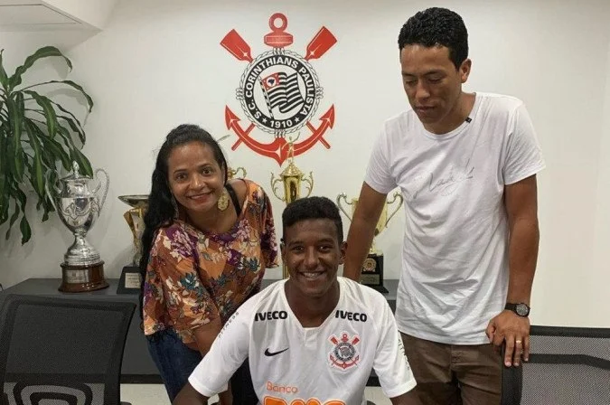A alegria de Robert Renan ao lado dos pais ao assinar contrato com o Corinthians em 2018 - (crédito: Arquivo pessoal)
