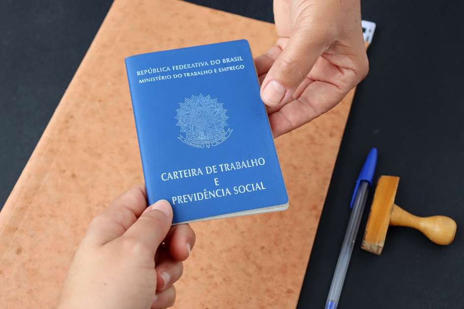 Saiba se é obrigatório ou não trabalhar na véspera de Ano-Novo - País