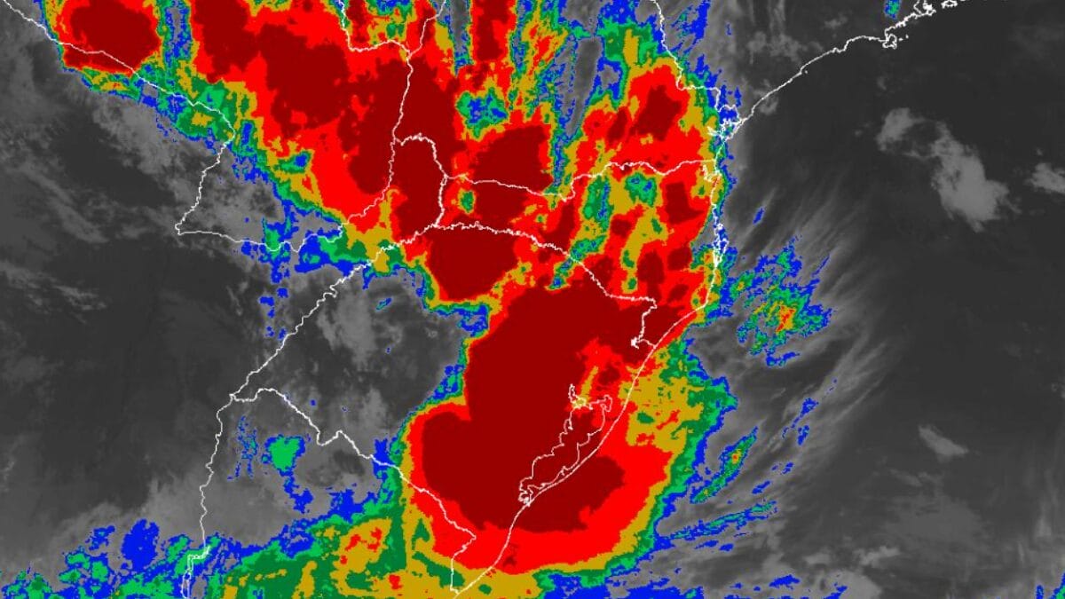 Ciclone chega a SC no final de semana e traz chance de enxurradas e destelhamentos