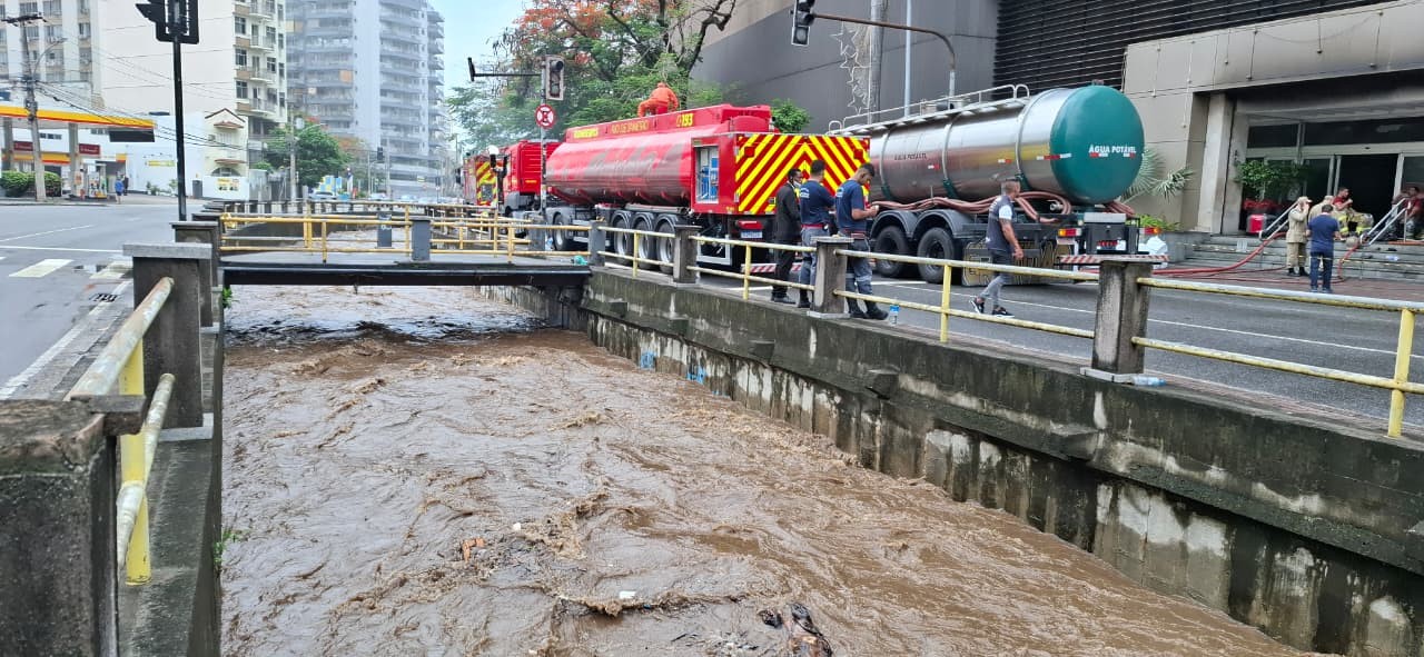 Defesa Civil do Rio emite aviso de chuvas intensas para o estado; Petrópolis tem alerta e pontos de apoio abertos