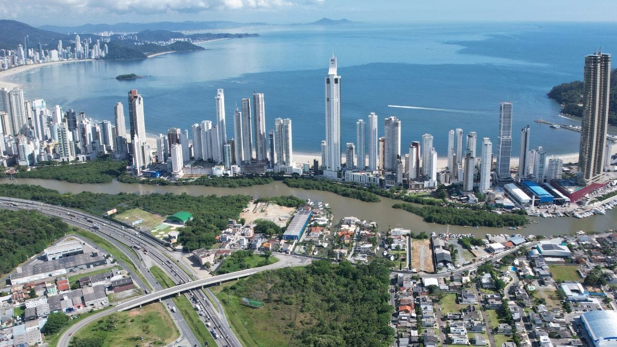 Golpista foragido é preso em Balneário Camboriú enquanto curtia férias com a família