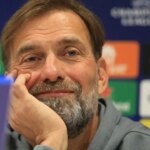 Xabi Alonso observa treino do Real Madrid às vésperas da estreia no Mundial de Clubes