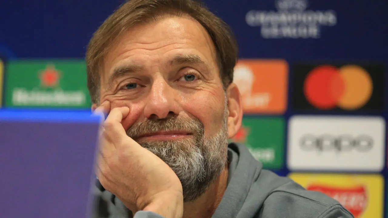 Xabi Alonso observa treino do Real Madrid às vésperas da estreia no Mundial de Clubes