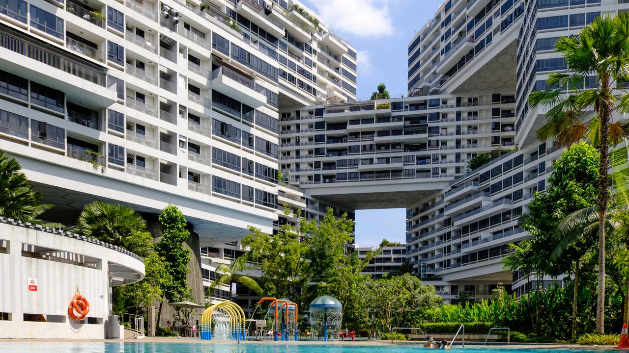 The Interlace cria uma aldeia vertical integrada à natureza tropical