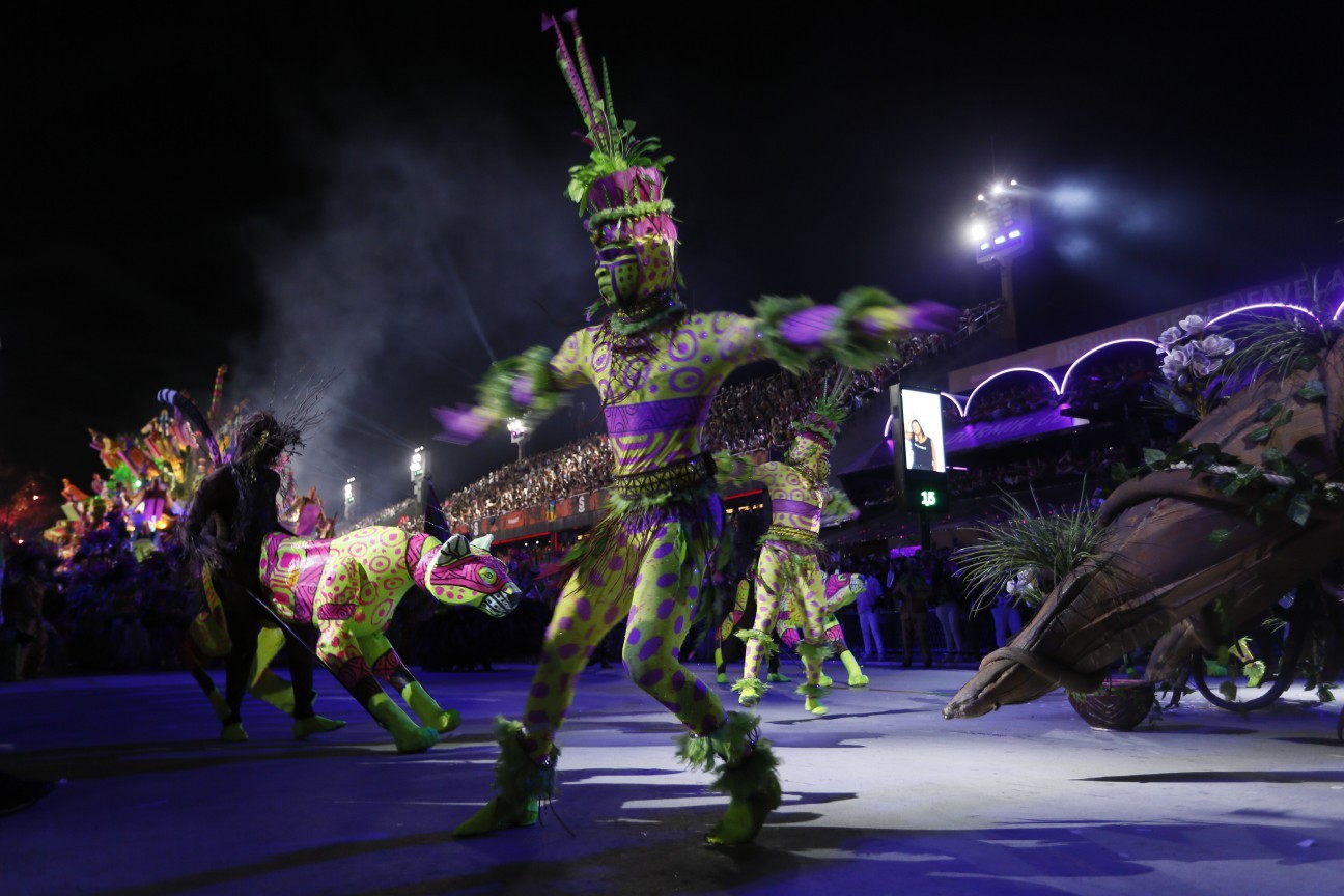 Cabine espelhada na Sapucaí provoca adaptações nas comissões de frente e casais de mestre sala e porta-bandeira