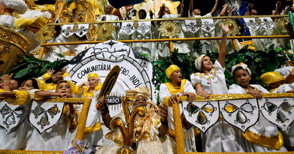 Carnaval de SP: 1º dia de desfiles exalta o poder feminino, a luta pela terra e a força dos orixás
